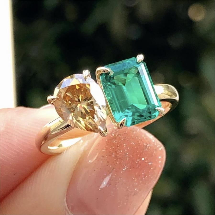 Fashion Jewelry Creative Double Main Stone Lady Green Yellow Zircon Square Stone Ring Female Luxury Crystal Engagement Ring Classic Gold Color Wedding Rings For Women Minimalist Bands